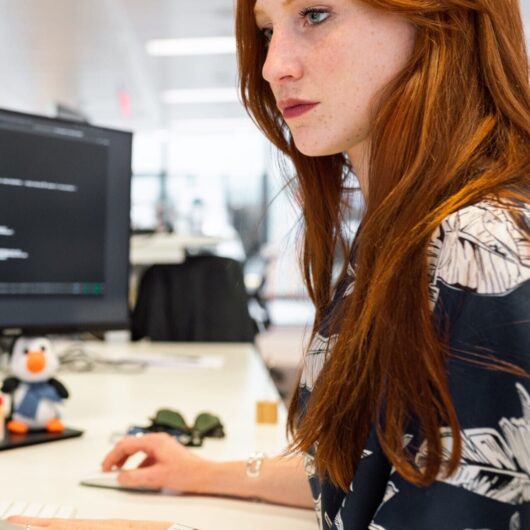 Vrouw achter PC